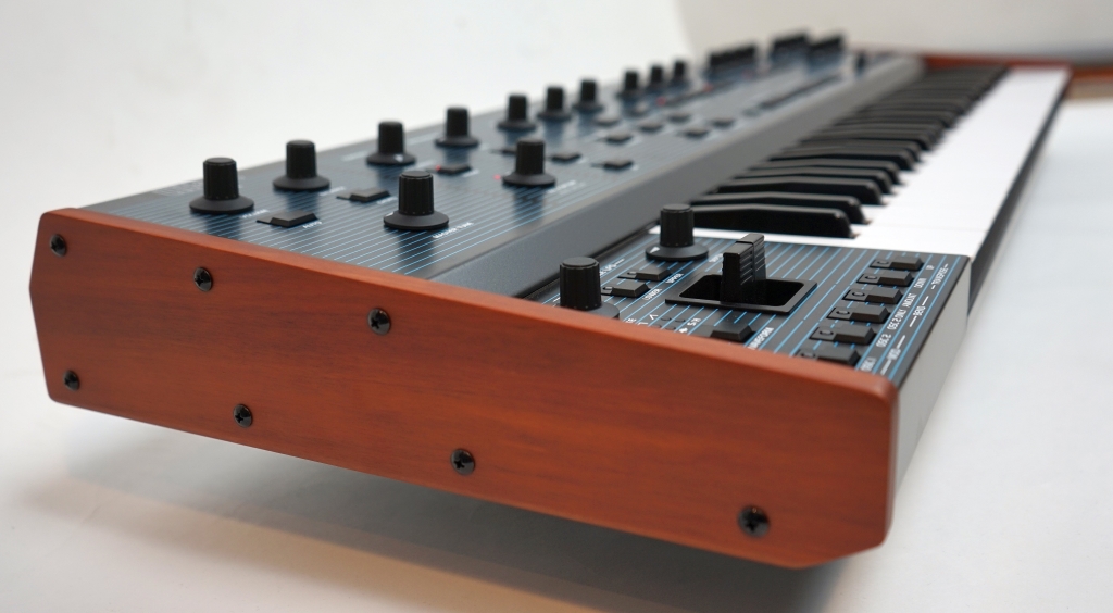 Behringer UB-Xa Synthesizer side